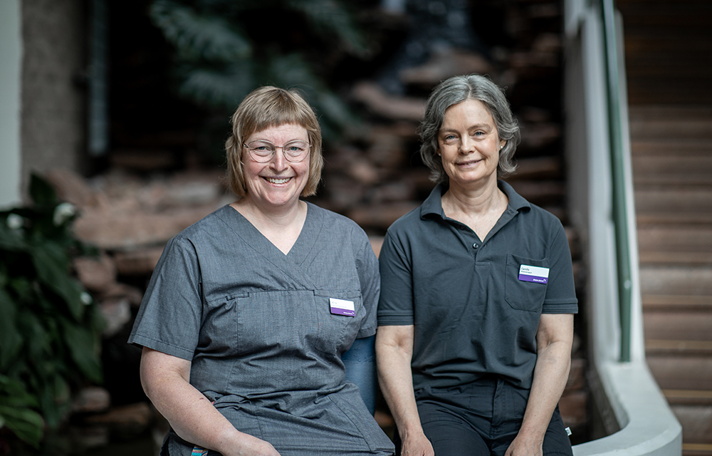 Anna Helstad, specialistsjuksköterska onkologisk vård, samt samordnare för rehabilitering och Camilla Rubenson, arbetsterapeut vid Bräcke Diakoni. Foto: Emanuel Ström