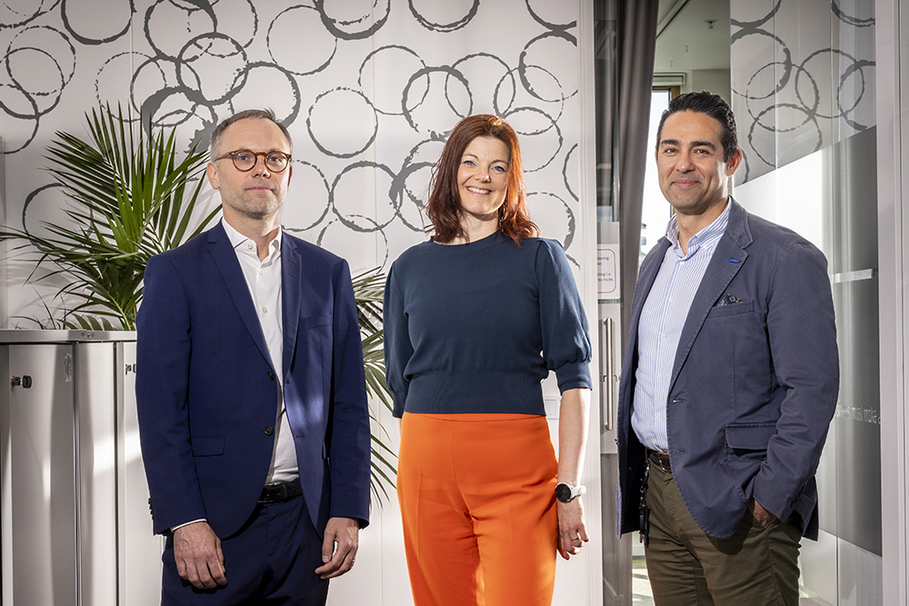 Carl Björkholm, apotekare och medicinsk rådgivare, Anna Bonin, organkemist och medicinsk rådgivare och Arian Sadeghi, medicinsk chef för terapiområdet onkologi vid J&J Innovative Medicine i Sverige. Foto: Fredrik Hjerling