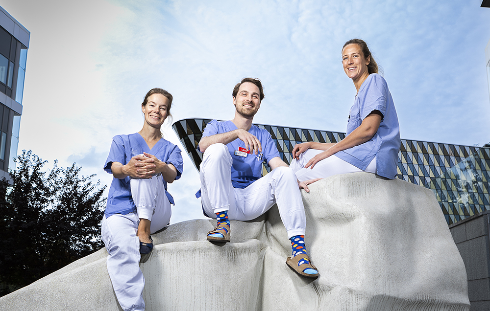 Karin Lindberg, överläkare på Lungonkologiskt centrum, Mark Zupancic, onkolog vid Tema Cancer Huvud, Hals, Lunga och Hud och Alexandra Stern, ST-läkare på enheten för gynekologisk cancer. Foto: Johan Marklund