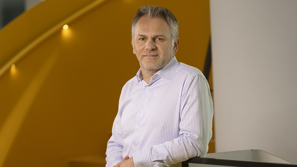 Theodoros Foukakis, professor vid institutionen för onkologi-patologi på KI och överläkare i onkologi på bröstcentrum vid Karolinska universitetssjukhuset. Foto: Rickard Kilström
